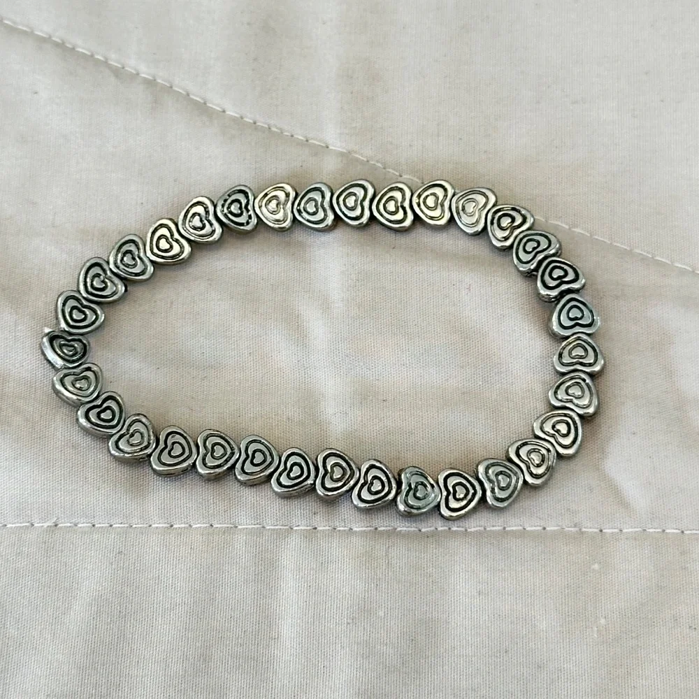 Silver tone stretchy bracelet w/carved Heart beads all the way around - Picture 13 of 13